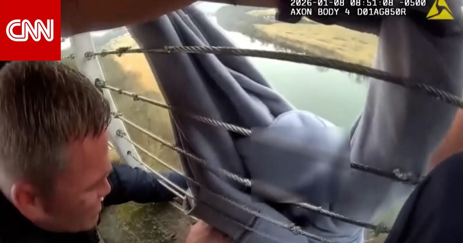 ضباط شرطة سيفيرفيل ينقذون رجلاً من محاولة انتحار فوق سور، لقطة من فيديو المراقبة.