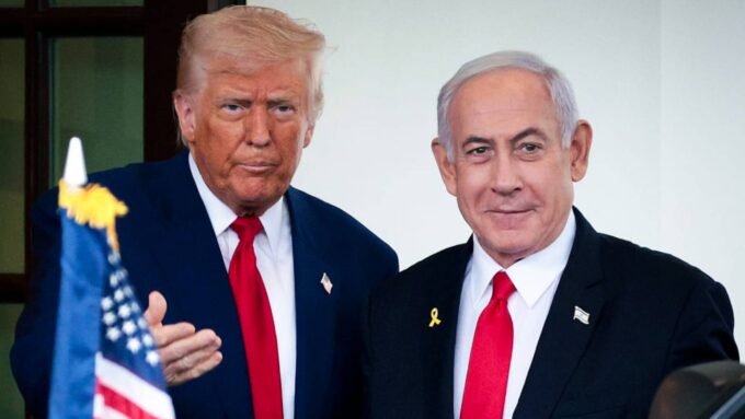 الرئيس الأمريكي السابق دونالد ترامب ورئيس الوزراء الإسرائيلي بنيامين نتنياهو خلال لقاء رسمي.