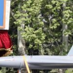 صورة لطائرة مسيرة إيرانية تحلق في السماء، ترمز إلى تعزيز القدرات العسكرية للبلاد.