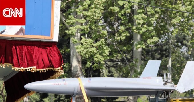 صورة لطائرة مسيرة إيرانية تحلق في السماء، ترمز إلى تعزيز القدرات العسكرية للبلاد.