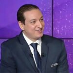 المعلق الرياضي المغربي جواد بدة أثناء تعليقه على إحدى المباريات