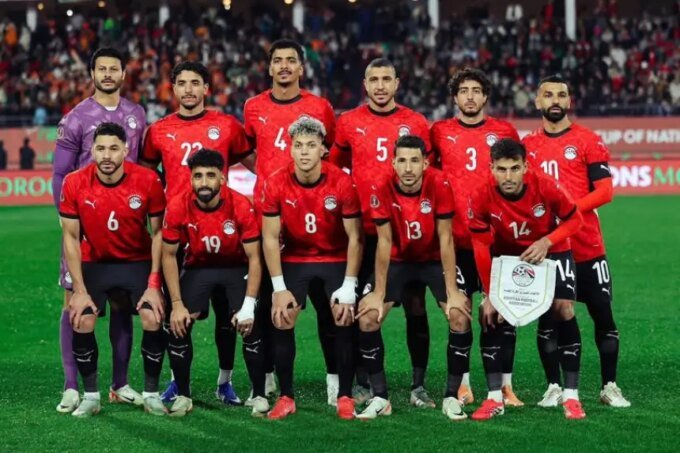 لاعبي المنتخب المصري مروان عطية وصلاح محسن وشعار الكاف
