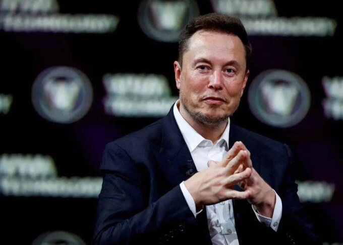 صورة لإيلون ماسك مع شعار نيورالينك وخلفية ترمز للتكنولوجيا والابتكار.