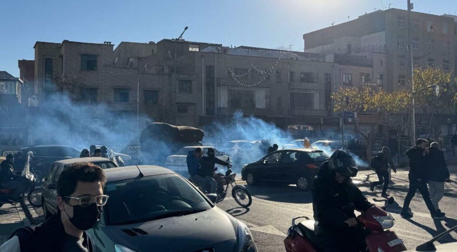 متظاهرون إيرانيون يحتجون على الأوضاع الاقتصادية الصعبة في البلاد.