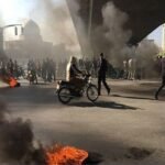 متظاهرون إيرانيون في الشوارع خلال احتجاجات ضد غلاء المعيشة
