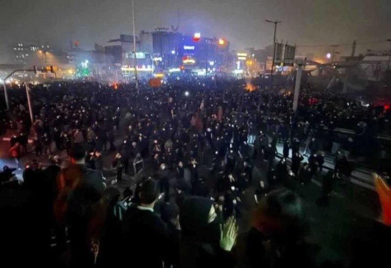 متظاهرون إيرانيون يشاركون في احتجاجات ضد الظروف الاقتصادية وسياسات الحكومة.