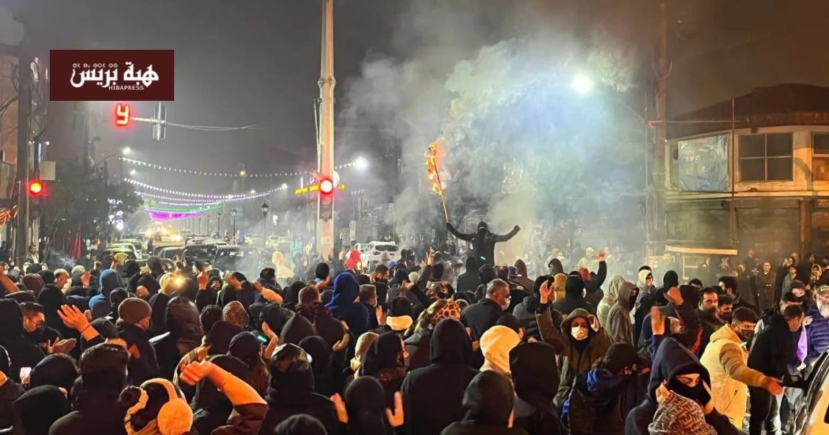 إيران: ارتفاع حصيلة قتلى الاحتجاجات ودعوات السلطات لـ'ردع المتظاهرين' 3 متظاهرون في شوارع إيران خلال الاحتجاجات الأخيرة