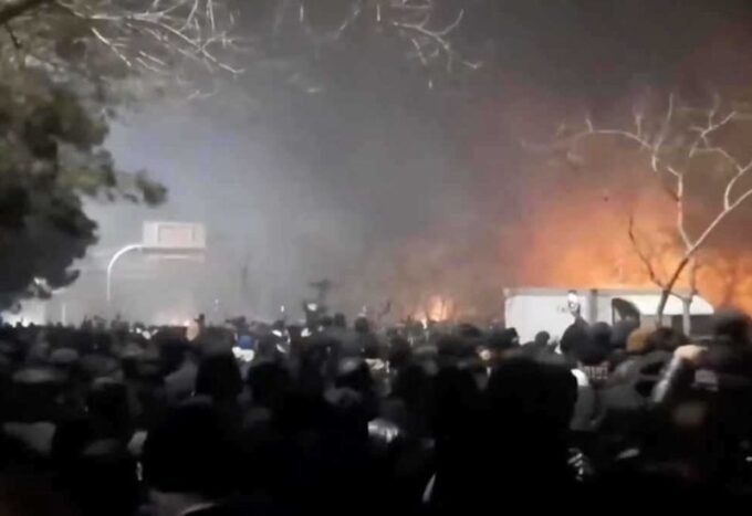 مظاهرات في شوارع إيران مع خلفية لمبنى حكومي أو برلماني