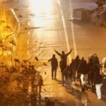 متظاهرون إيرانيون يتجمعون في شارع بطهران خلال احتجاج على تدهور قيمة العملة.