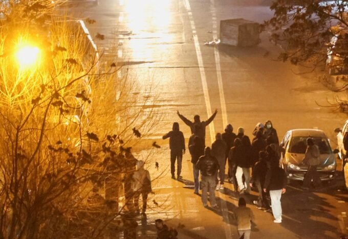 متظاهرون إيرانيون يتجمعون في شارع بطهران خلال احتجاج على تدهور قيمة العملة.