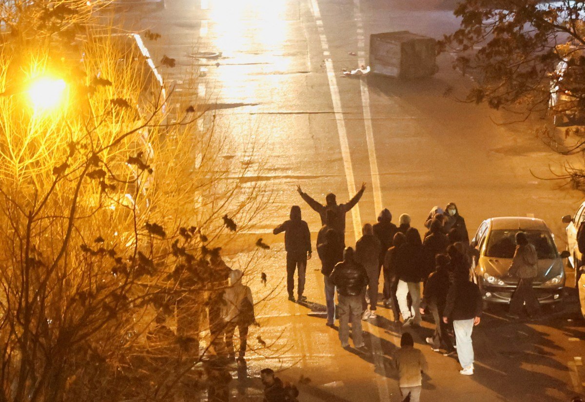 متظاهرون إيرانيون يتجمعون في شارع بطهران خلال احتجاج على تدهور قيمة العملة.