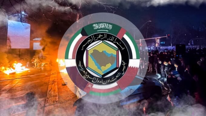 خريطة توضح موقع إيران ودول الخليج العربي مع إشارة إلى التوترات الإقليمية