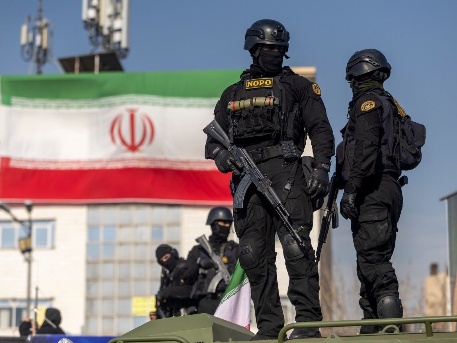 صورة تظهر متظاهرين في إيران أو شخصًا يعاني من القلق بسبب الأوضاع في بلاده.