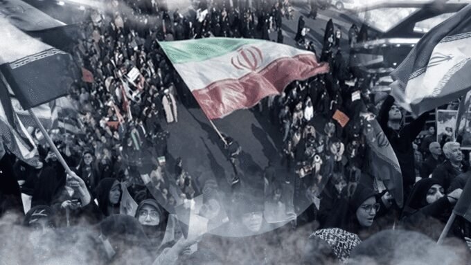 متظاهرون إيرانيون يواجهون قوات الأمن في إحدى المدن الإيرانية خلال الاحتجاجات الأخيرة.