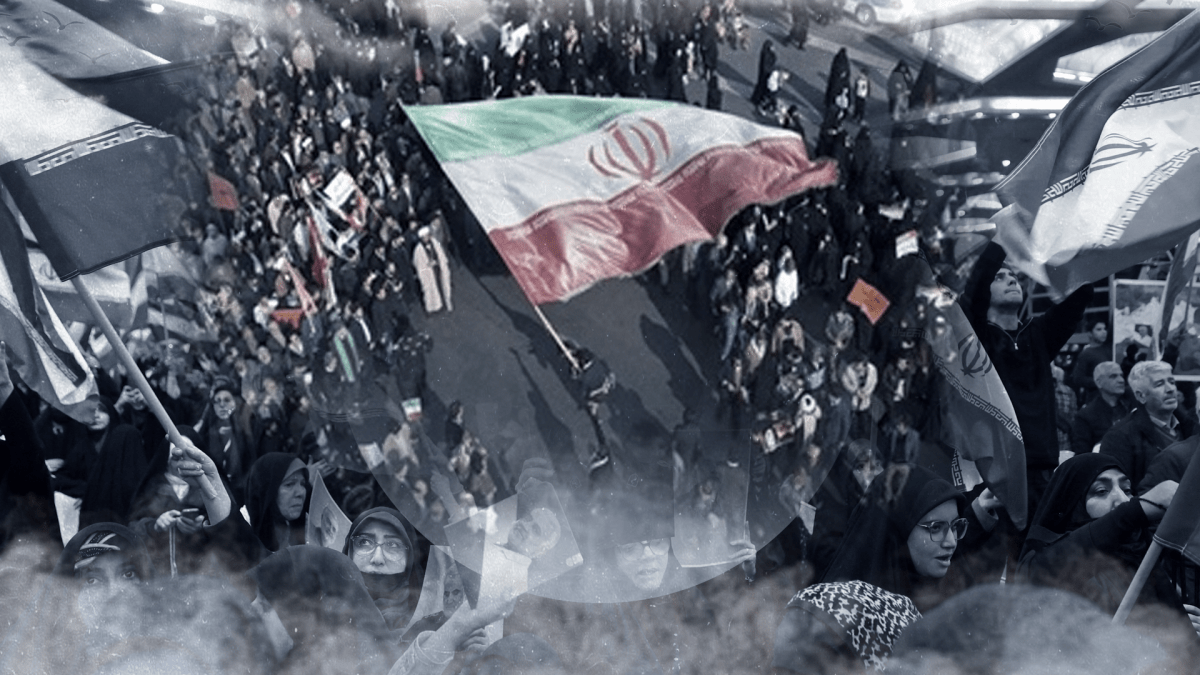 متظاهرون إيرانيون يواجهون قوات الأمن في إحدى المدن الإيرانية خلال الاحتجاجات الأخيرة.