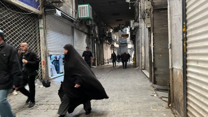 صورة لسوق طهران الكبير حيث أغلقت المحلات التجارية أبوابها خلال الاحتجاجات الأخيرة في إيران.