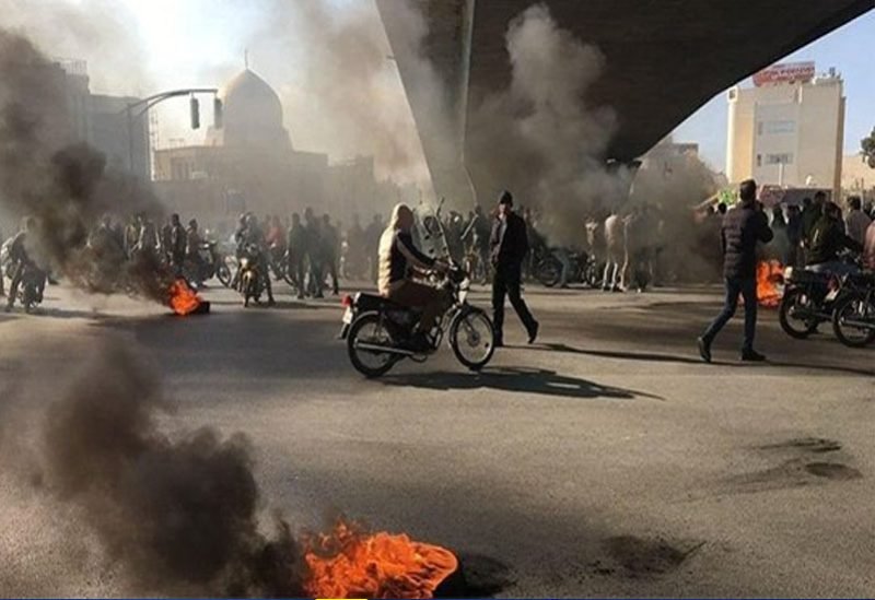 متظاهرون إيرانيون في الشوارع خلال احتجاجات ضد غلاء المعيشة