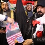 احتجاجات حاشدة في بغداد رفضاً للتدخلات الأمريكية في تشكيل الحكومة العراقية 6 متظاهرون عراقيون يحرقون صورة للرئيس الأمريكي دونالد ترمب قرب السفارة الأمريكية في بغداد.