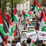 احتجاج أممي يثير جدلاً في سويسرا: أحكام قضائية بحق طلاب مناصرين لفلسطين 8 طلاب يحتجون في حرم جامعي سويسري رافعين لافتات مناصرة للقضية الفلسطينية