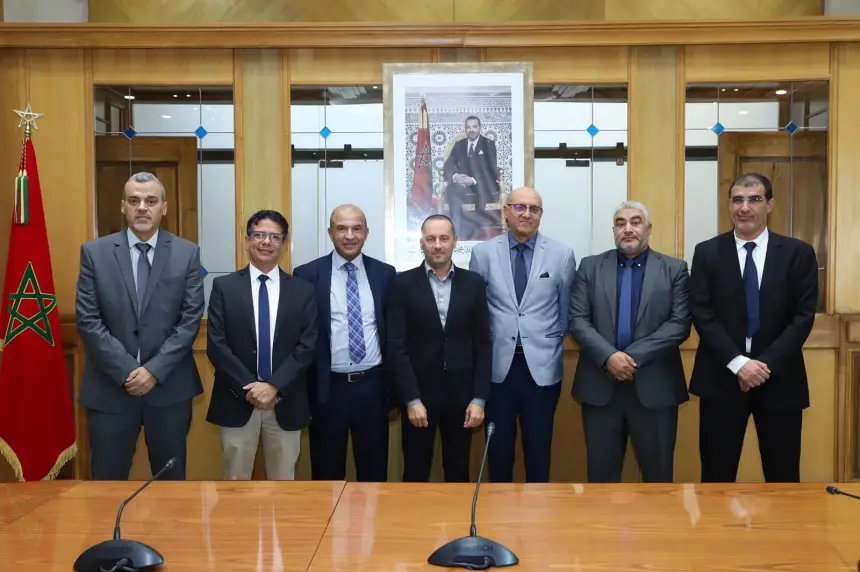 صورة لمبنى وزارة الصحة المغربية أو مجموعة من المهنيين الصحيين