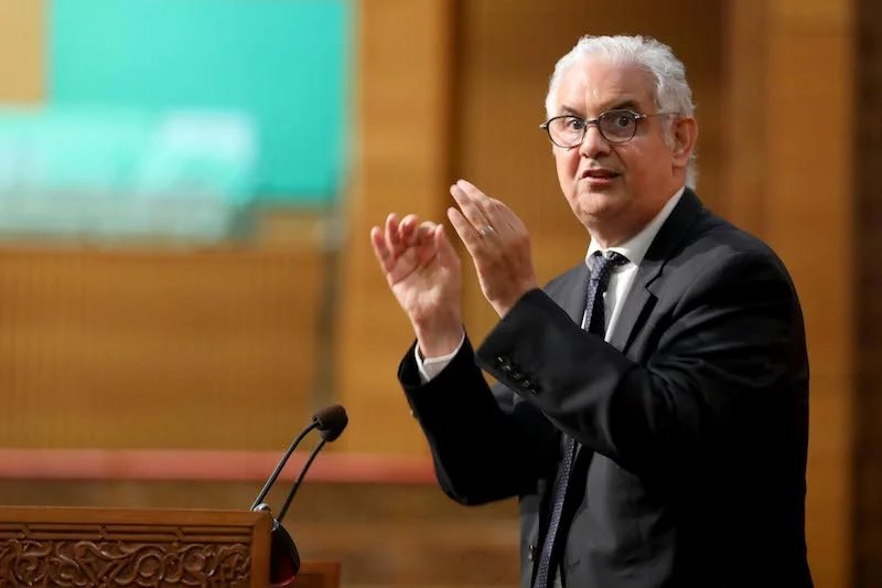 موظفو وزارة التجهيز والماء يرتدون الشارة الحمراء خلال احتجاجاتهم المطالبة بتحسين ظروف العمل.