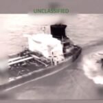 قوات أمريكية تصعد على متن ناقلة نفط في البحر الكاريبي خلال عملية احتجاز.