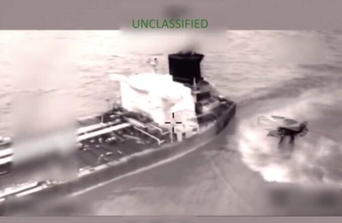 قوات أمريكية تصعد على متن ناقلة نفط في البحر الكاريبي خلال عملية احتجاز.