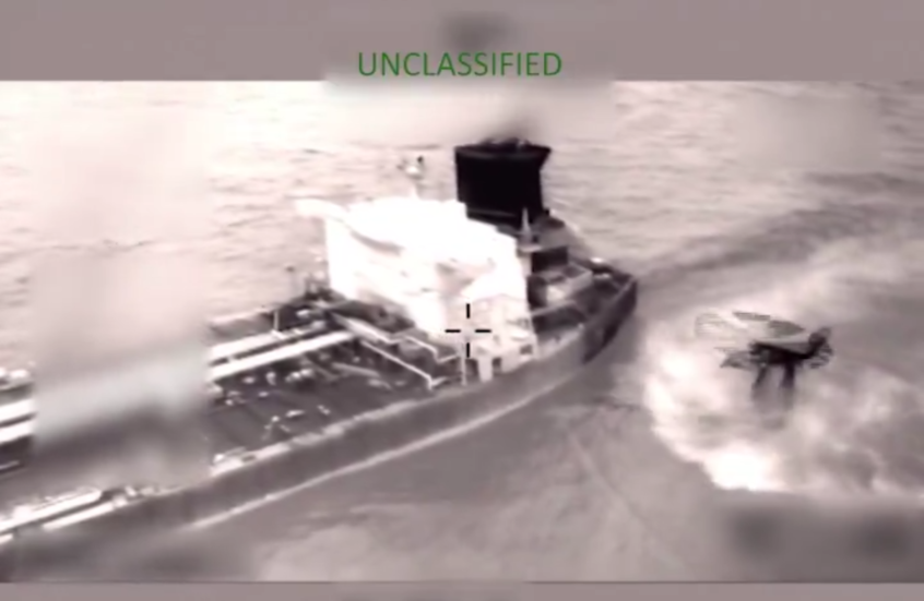 قوات أمريكية تصعد على متن ناقلة نفط في البحر الكاريبي خلال عملية احتجاز.