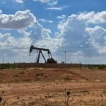 براميل نفط تتأثر بتقلبات السوق العالمية والتوترات الجيوسياسية في الشرق الأوسط.