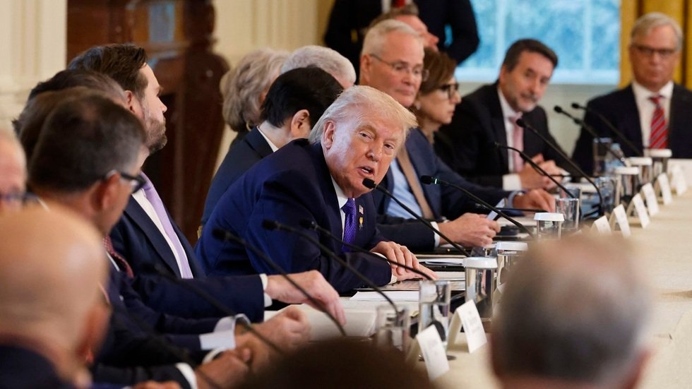 اجتماع شركات النفط الأمريكية مع الرئيس ترامب لمناقشة الاستثمار في فنزويلا