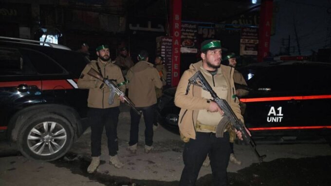 جنود من الجيش السوري في موقع عسكري بريف الرقة الشمالي