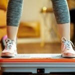 صورة تعبيرية لشخص يحاول الحفاظ على توازنه، ترمز إلى أهمية التوازن في الصحة العامة.