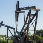 معدات نفطية في كابيمس، فنزويلا، ترمز لصناعة النفط المستهدفة بالعقوبات.