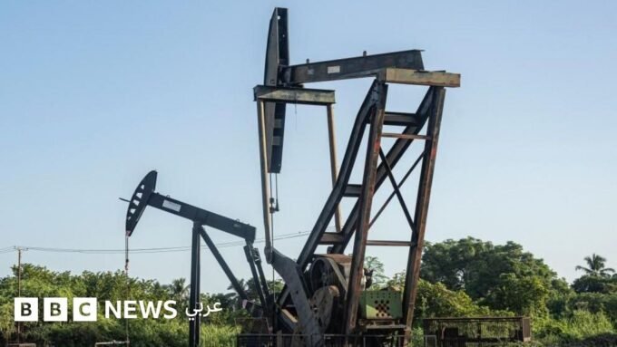 معدات نفطية في كابيمس، فنزويلا، ترمز لصناعة النفط المستهدفة بالعقوبات.