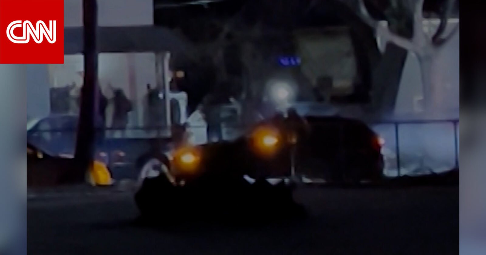 قوات الشرطة الأمريكية تقتحم منزلاً في مينيابوليس بقنبلة صوتية.