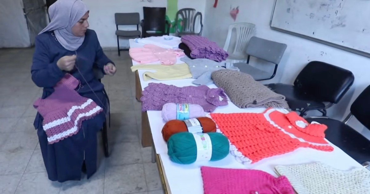 سكان غزة يعتمدون على مبادرات فردية لمواجهة الانهيار الاقتصادي