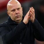 ريال مدريد يتصدر قائمة الأندية الأكثر دخلاً وليفربول يتفوق على مانشستر يونايتد مالياً 6 مدرب ليفربول آرني سلوت يحتفل بعد المباراة، في إشارة إلى النجاح المالي للنادي.