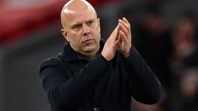 مدرب ليفربول آرني سلوت يحتفل بعد المباراة، في إشارة إلى النجاح المالي للنادي.