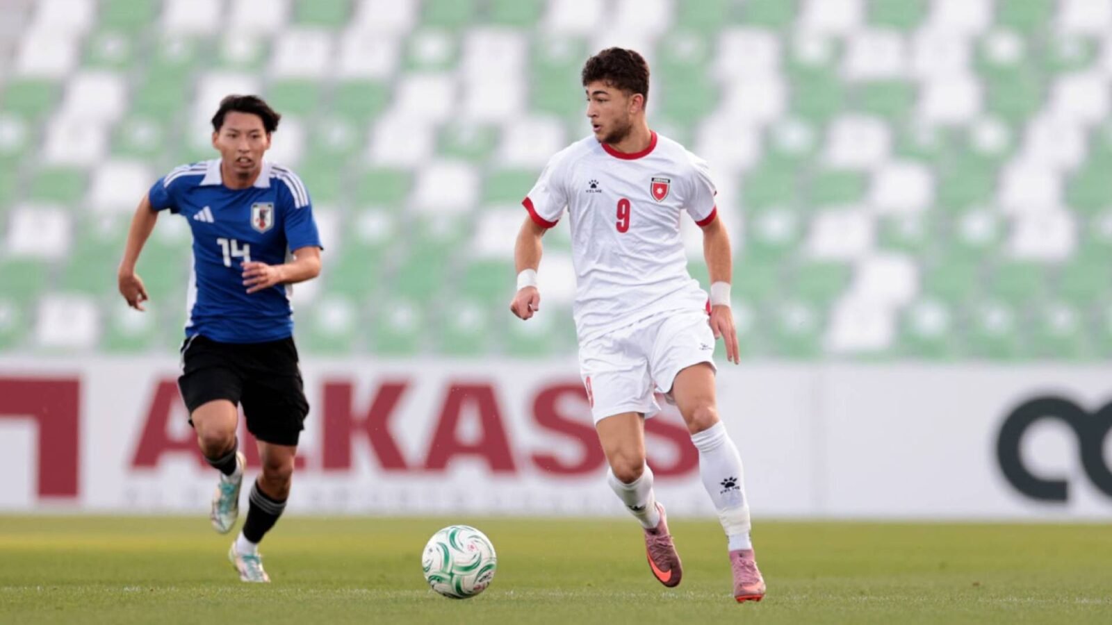 لاعبو المنتخب الأردني يحتفلون خلال مباراة في كأس آسيا تحت 23 عامًا.