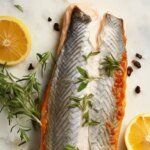 تشكيلة متنوعة من الأسماك المعلبة مثل السردين والسلمون والتونة مع مكونات صحية.