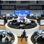 رسوم بيانية تظهر تباين أداء مؤشر ستوكس 600 للأسهم الأوروبية مع التركيز على تقارير الأرباح.