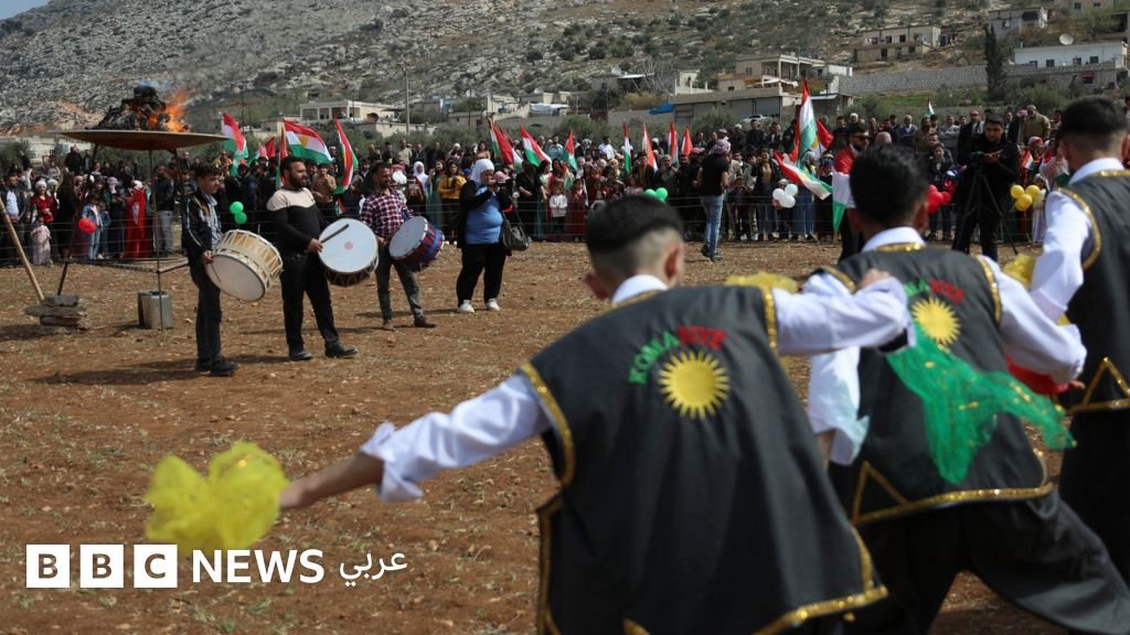 سوريا: مرسوم تاريخي يمنح الأكراد حقوقاً وطنية وسط تصعيد عسكري وانسحاب لـ"قسد" 3 أكراد سوريون يرقصون ويحتفلون بعيد النوروز في منطقة عفرين.