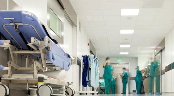 صورة توضيحية لطلاب في مدرسة أو أداة بركار، تعبر عن العنف المدرسي