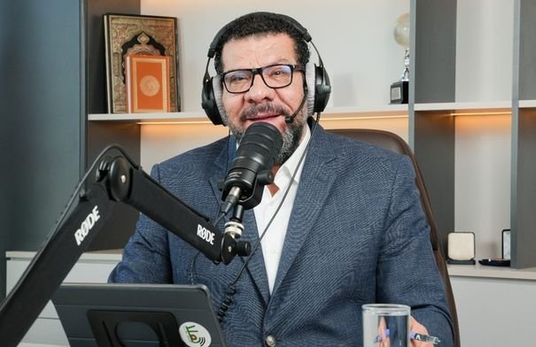 صورة تعبيرية لرحلة الإسراء والمعراج، تظهر المسجد الأقصى أو قبة الصخرة مع هالة نورانية.