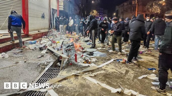 متظاهرون إيرانيون في مواجهة مع قوات الأمن