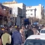 متظاهرون في طهران يهتفون بشعارات مناهضة للنظام خلال الإضراب العام والاحتجاجات.