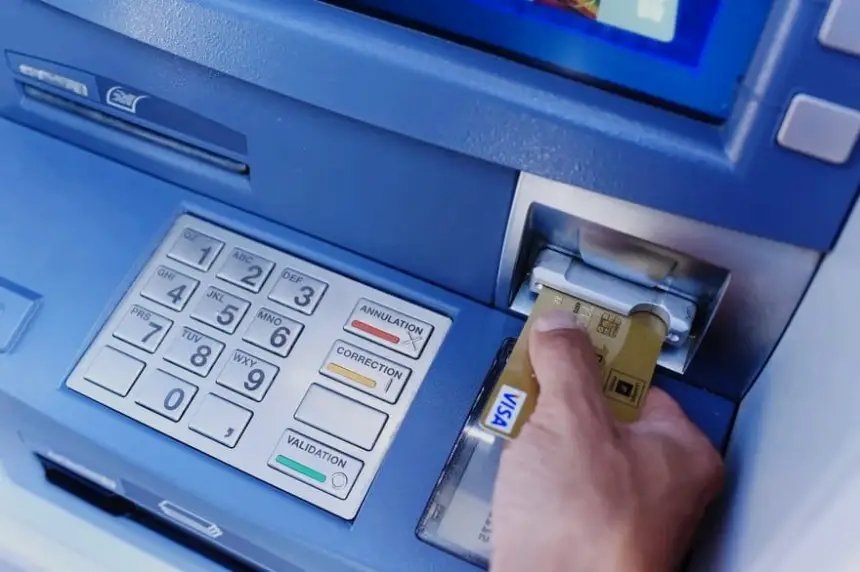 صورة توضيحية لعملية احتيال إلكتروني تستهدف حسابات بنكية في المغرب