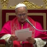 صورة للبابا لاون الرابع عشر يلقي كلمة أمام دبلوماسيين في الفاتيكان، مع التركيز على السلام في الشرق الأوسط.