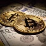 رسم بياني يوضح ارتفاع سعر البتكوين مع شعار العملة الرقمية في الخلفية.