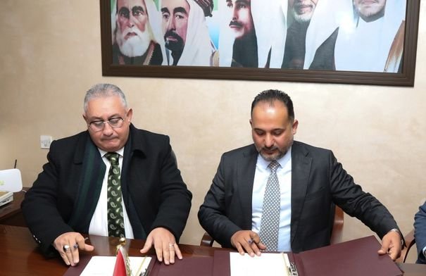 صورة توقيع مذكرة تفاهم بين أمين عام سلطة وادي الأردن ورئيس المركز الوطني للبحث والتطوير.